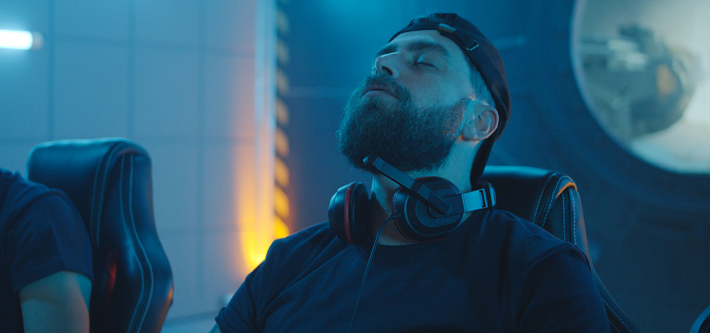 pro gamer sottoposto a stress psicologico nelle competizioni di esport, il nutrizionista sportivo e il personal trainer aiutano a mantenersi in salute con la dieta e l'esercizio fisico