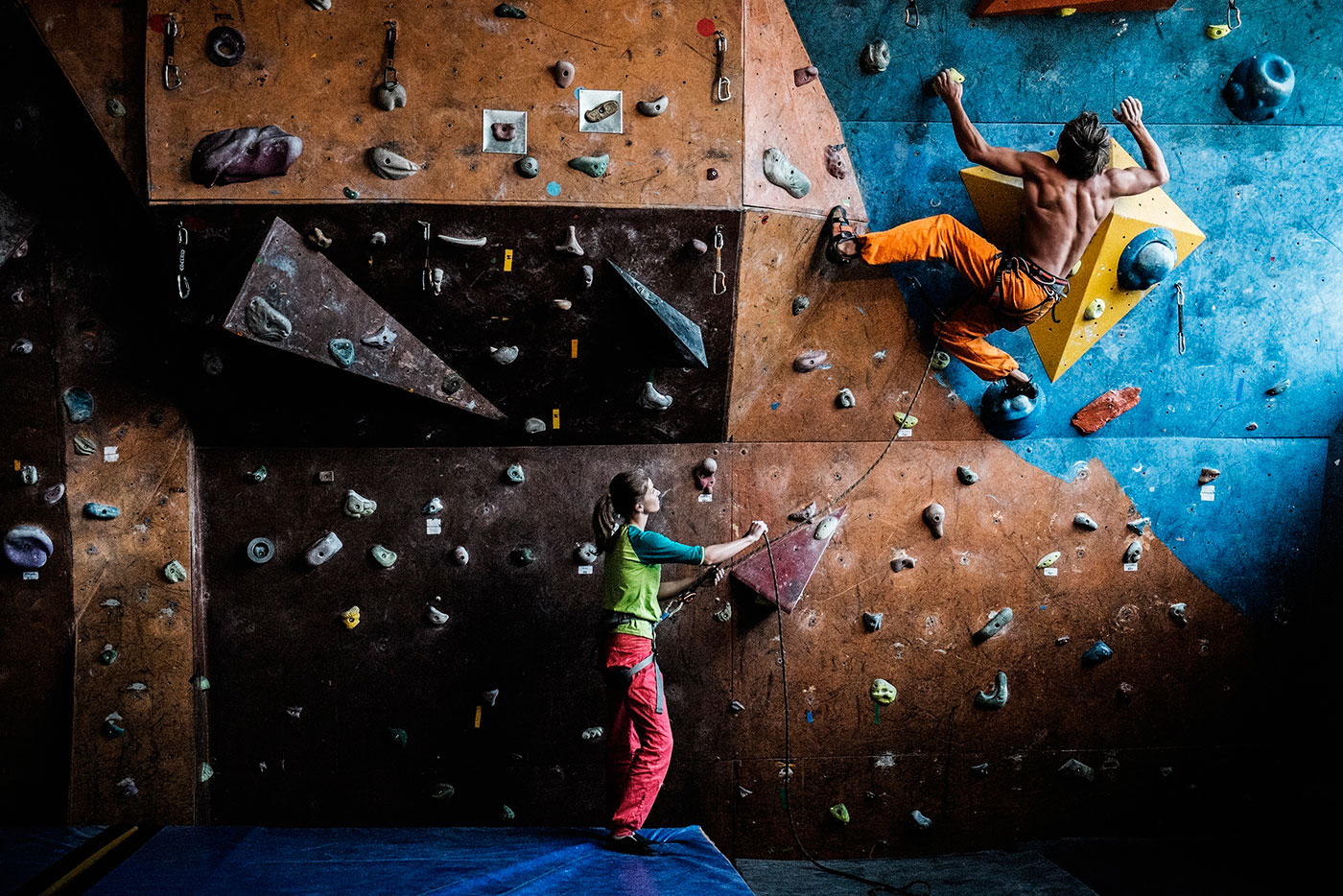 arrampicata sportiva climber scalando una parete artificiale