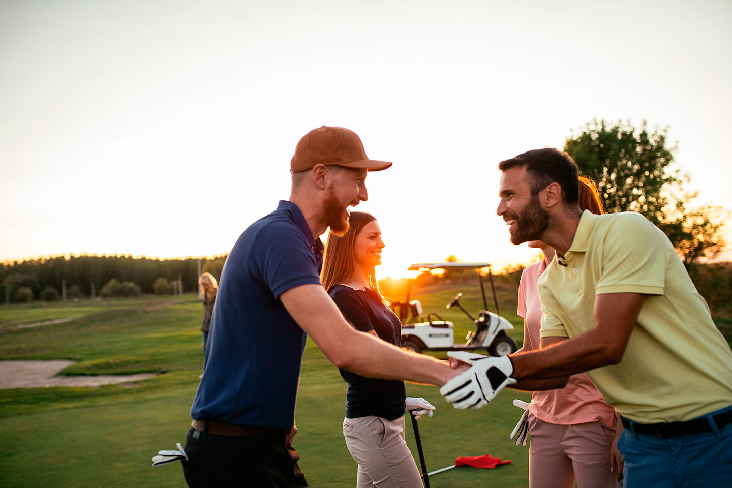 alimentazione per il golf con una dietra equilibrata che includa i nutrienti per aumentare la concentrazione durante le gare. Foto con due coppie di giocatori amatoriali
