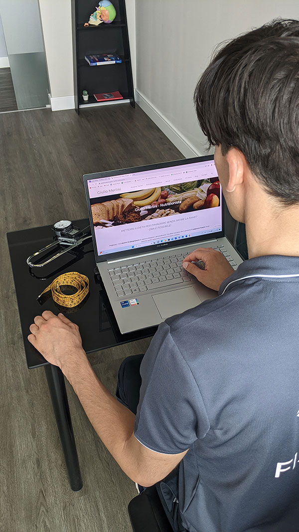 nutrizionista sportivo pinerolo, Giulio Merlini al lavoro nello studio di Pinerolo