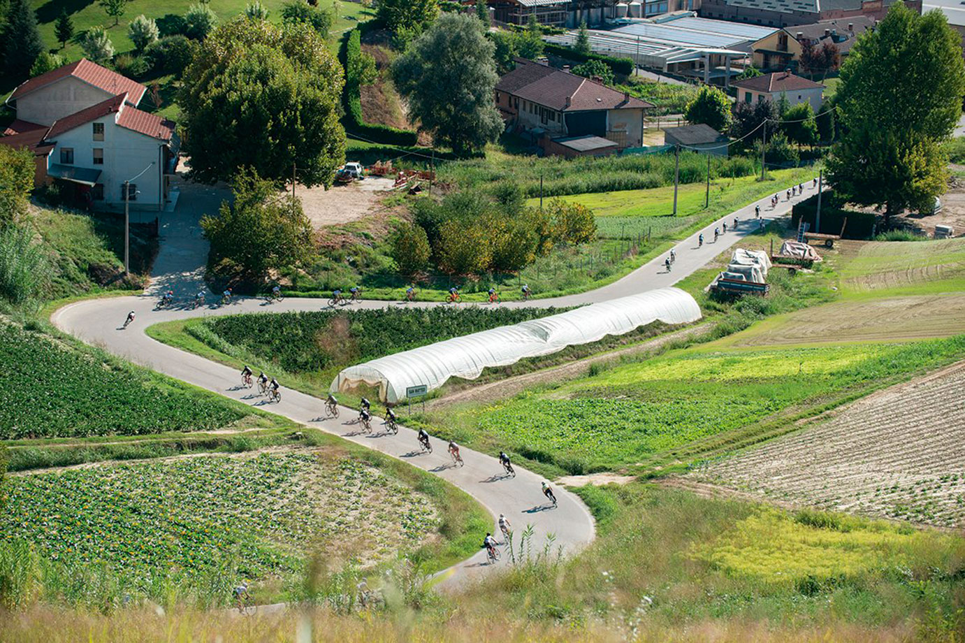 gara gran fondo di torino i ciclisti scendono lungo via Superga