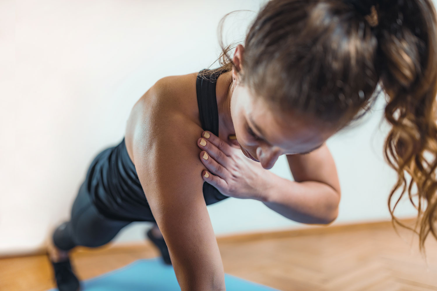 integratori hiit workout ragazza allenando gli addominali