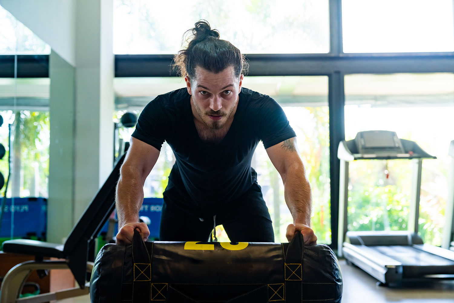 alimentazione hyrox, nutrizionista prepara dieta ad hoc per atleti. Foto con uomo allenandosi con sandbag