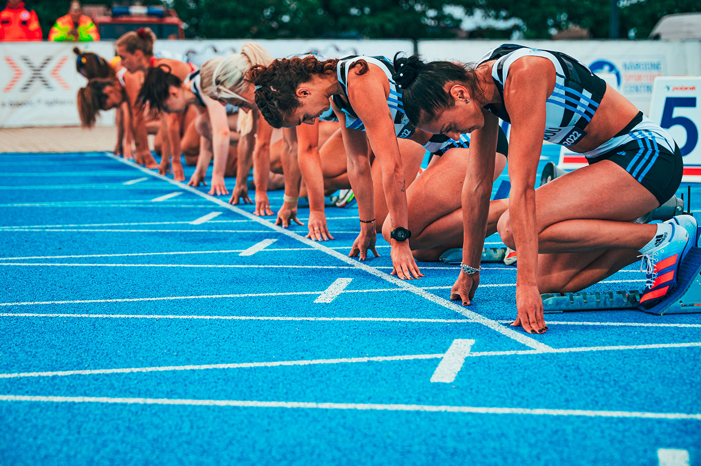 alimentazione velocista curata dal nutrizionista sportivo con un piano alimentare su misura. Foto con velociste donne ai nastri di partenza