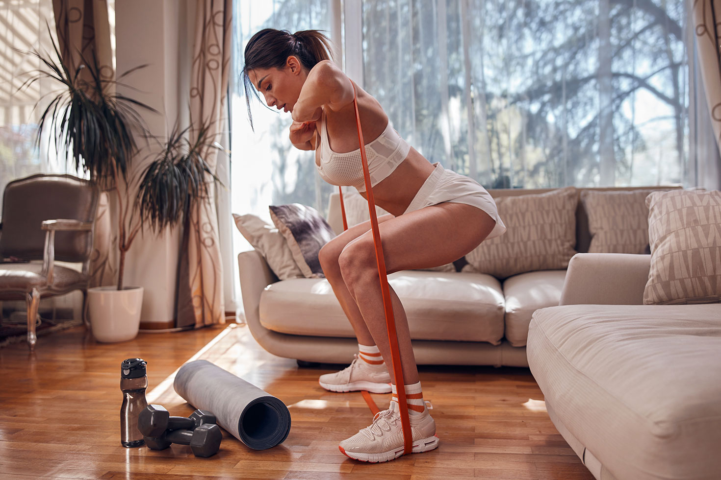 nutrizionista sportivo calisthenics donna che si allena in casa