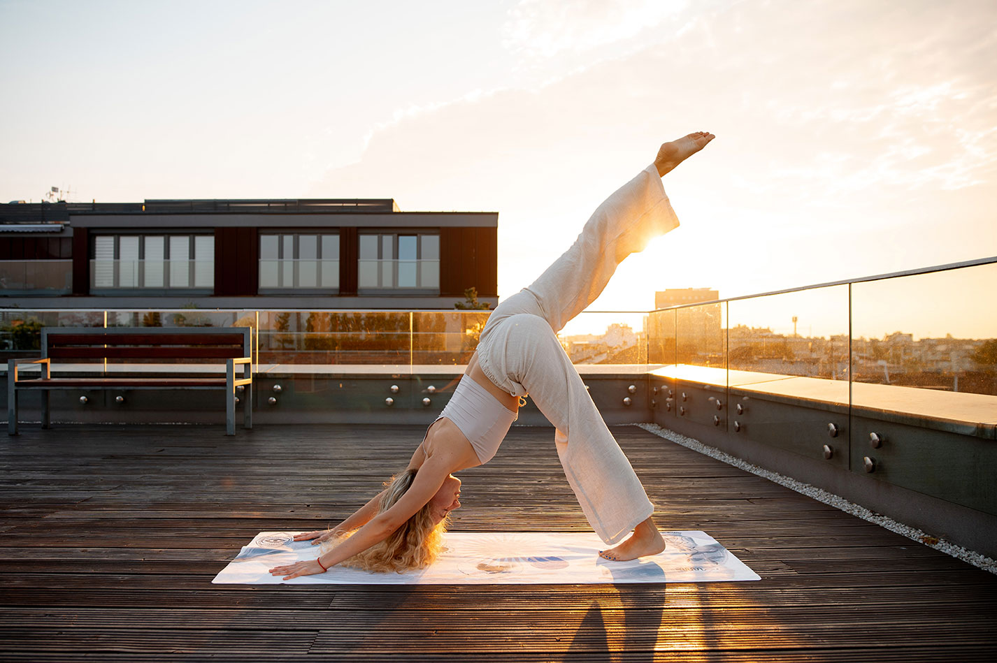 piano nutrizionale per ragazza che fa yoga su un tetto all'aperto