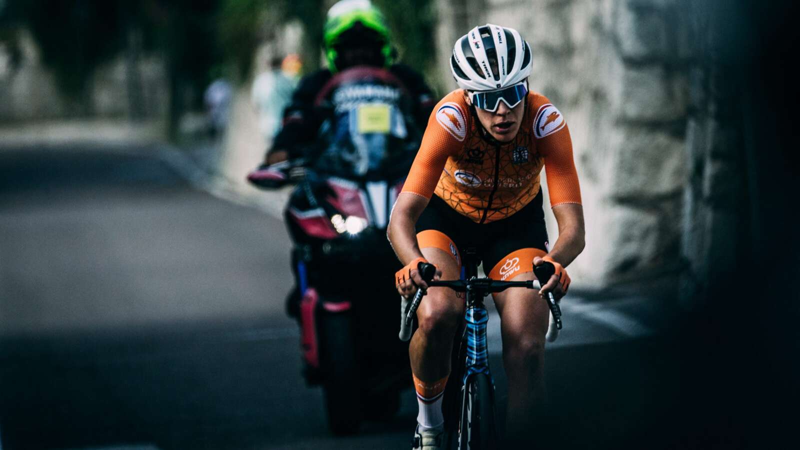 nutrizionista ciclismo, foto di un ciclista con moto a seguito durante una competizione