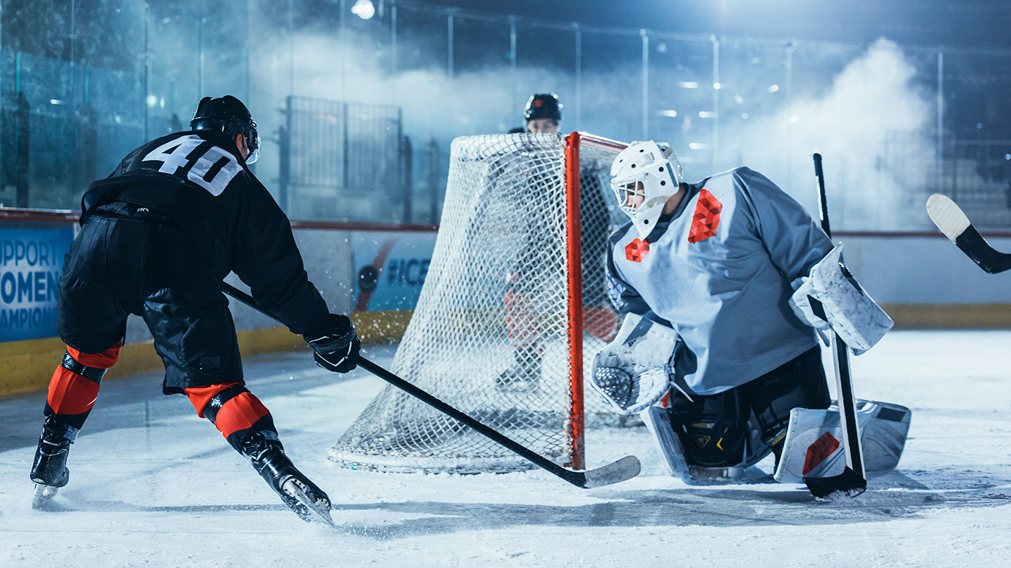 nutrizionista per gli sport invernali a milano, foto con giocatori di hockey su ghiaccio durante una partita