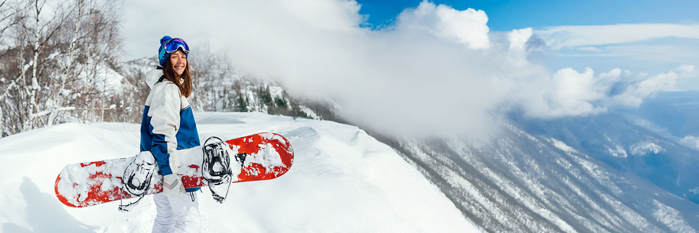 nutrizionista sportivo per snowboard, ragazza sportiva con tavola sulla neve pronta per il freestyle