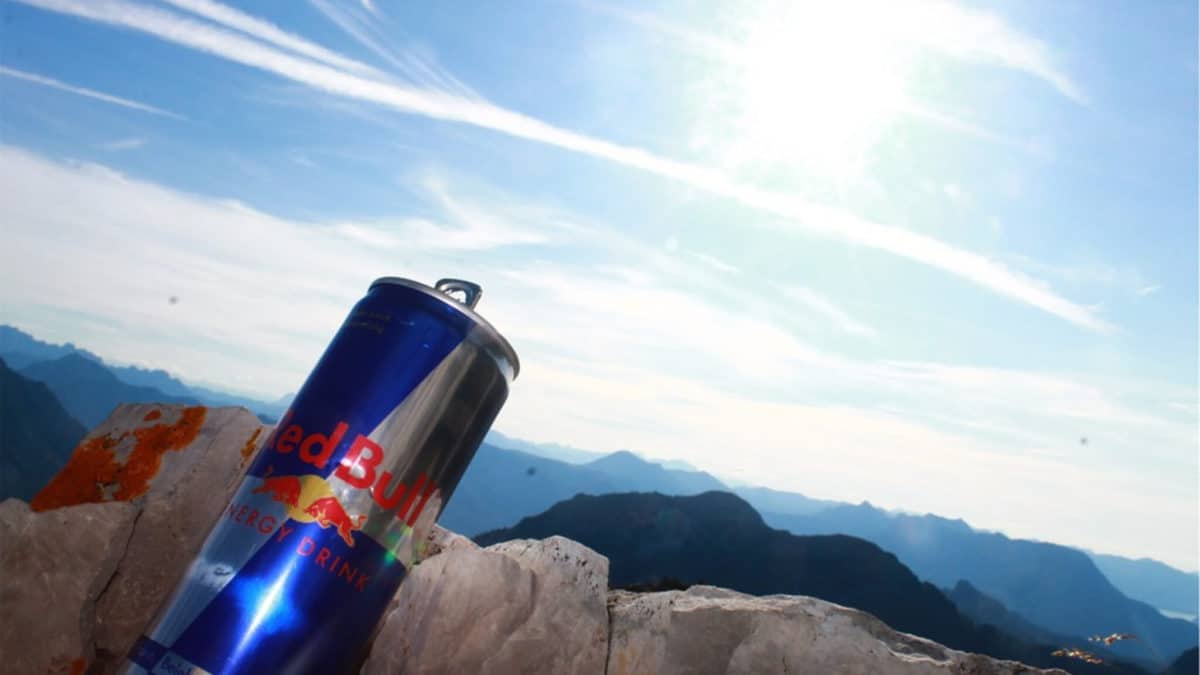 quanta caffeina contiene una redbull