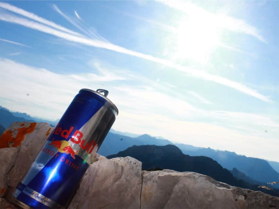 quanta caffeina contiene una redbull