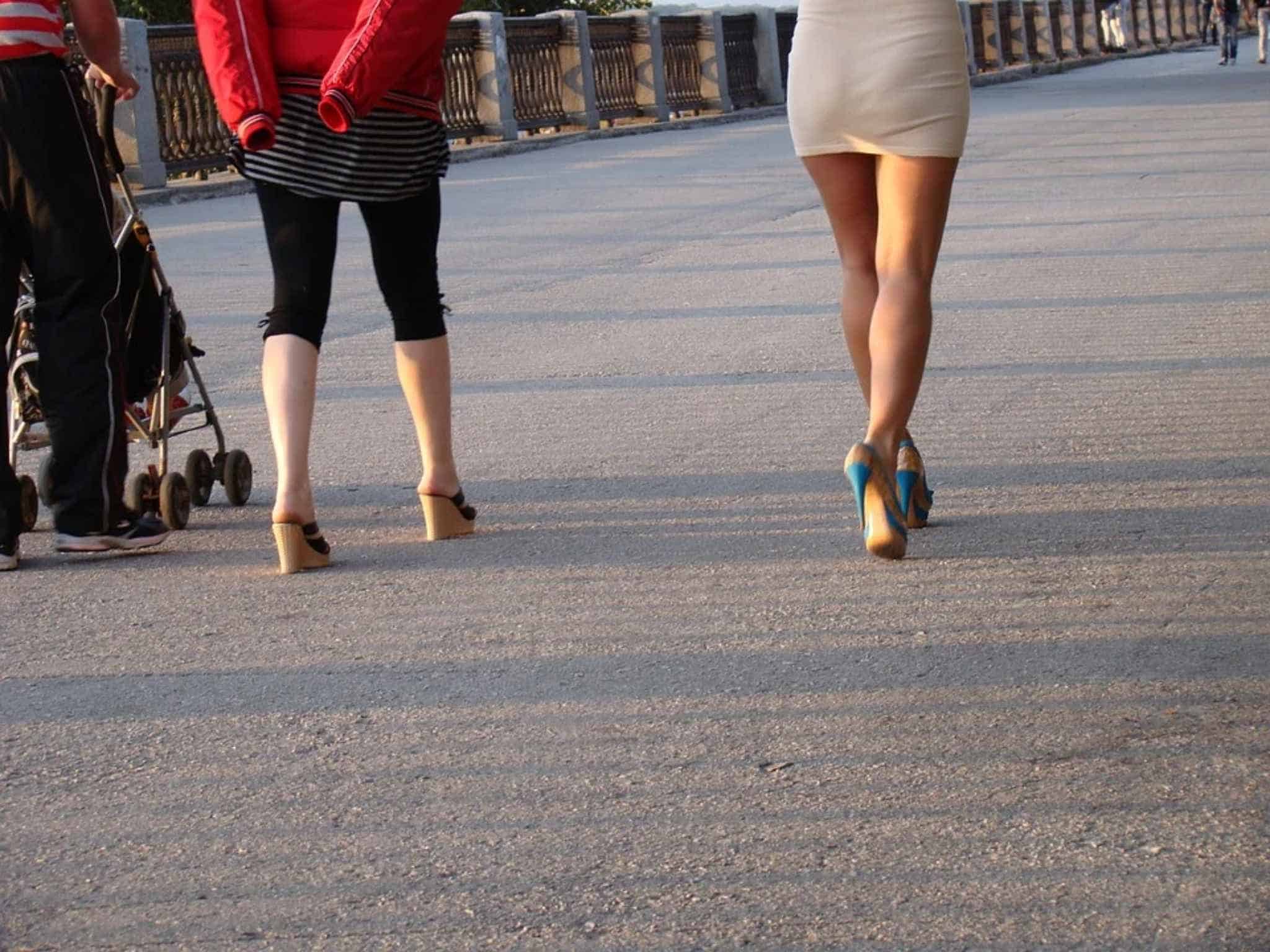 gambe doloranti con il caldo