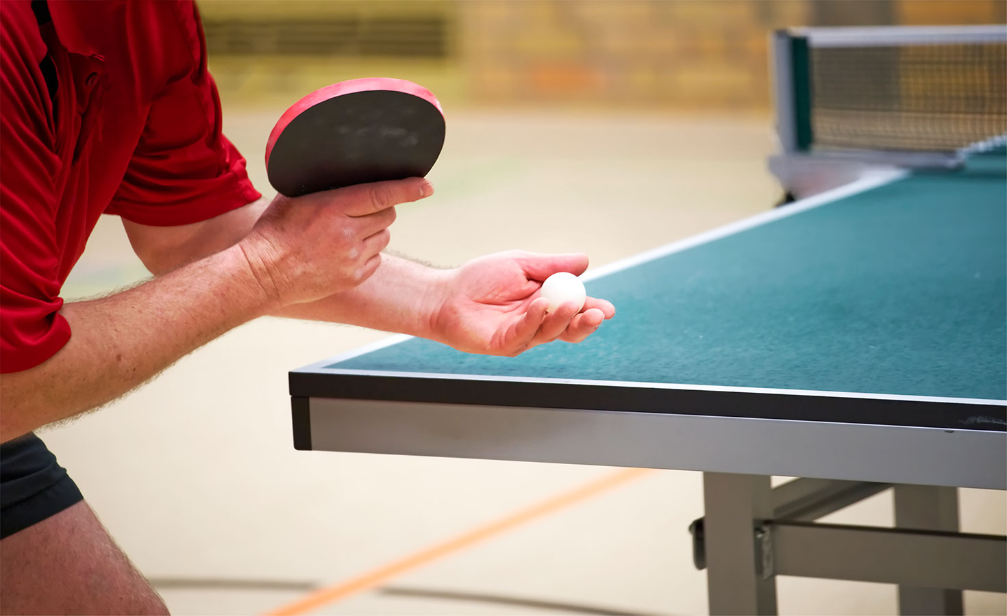 alimentazione ping pong dieta per giocare meglio al tennistavolo. Nella foto giocatore in fase di battuta