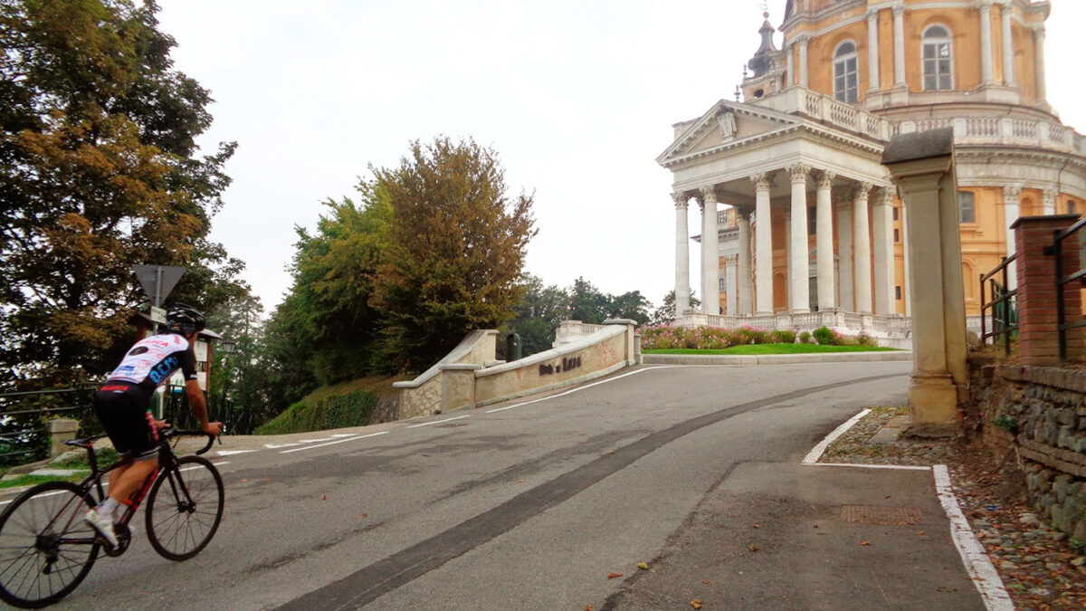 ciclismo torino eventi e percorsi, foto percorso ciclistico in collina pedalando verso la basilica di Superga