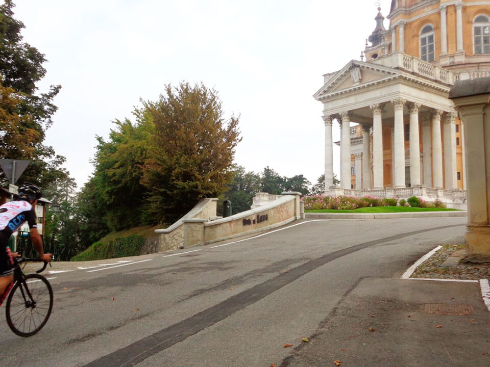 ciclismo torino eventi e percorsi, foto percorso ciclistico in collina pedalando verso la basilica di Superga