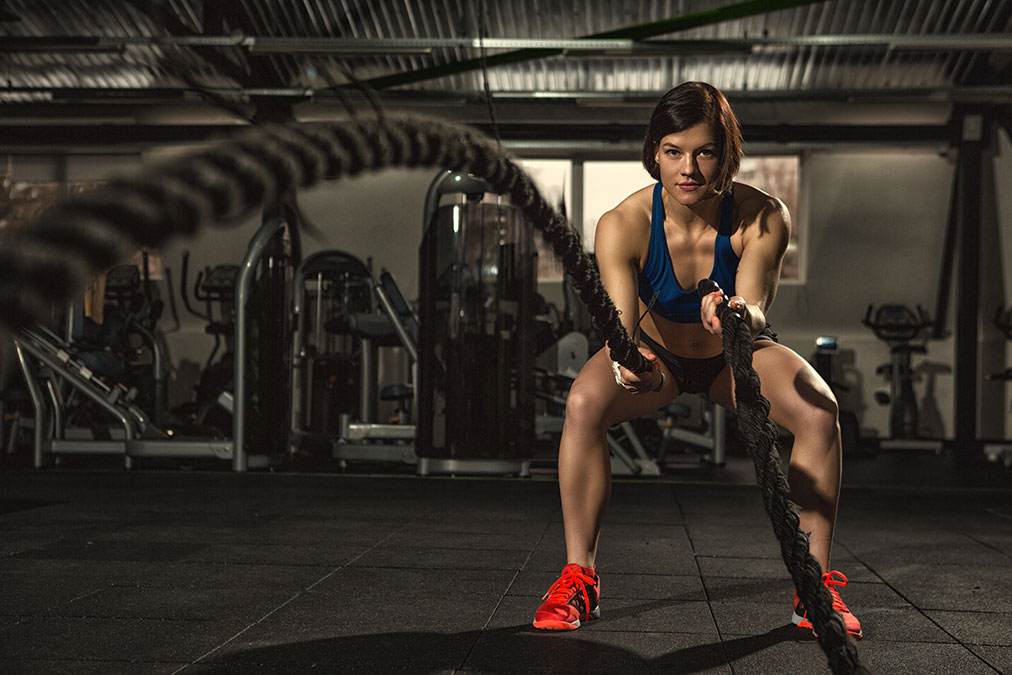 nutrizionista sportivo HIIT, foto con donna allenando le spalle con le corde