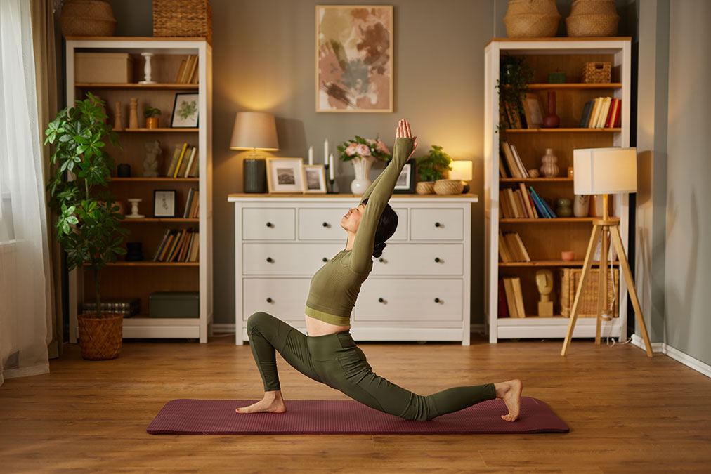 nutrizionista sportivo yoga donna praticando in casa