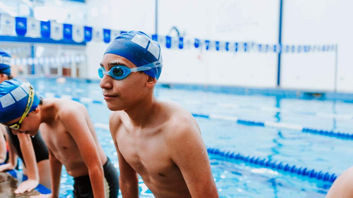 nutrizionista sportivo per ragazzi e adolescenti. Foto di bambini in piscina