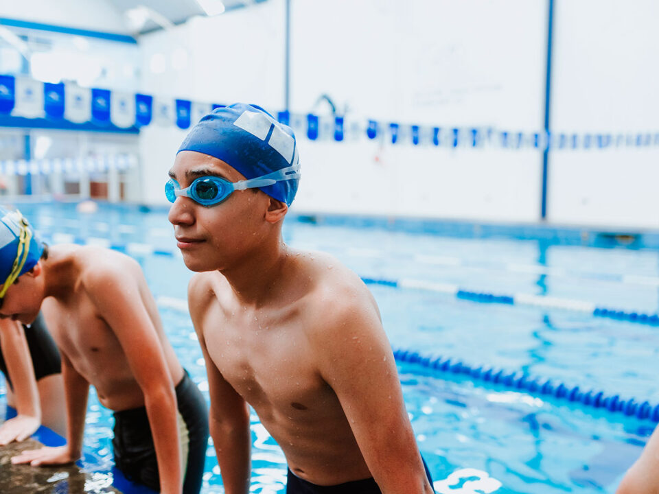 nutrizionista sportivo per ragazzi e adolescenti. Foto di bambini in piscina