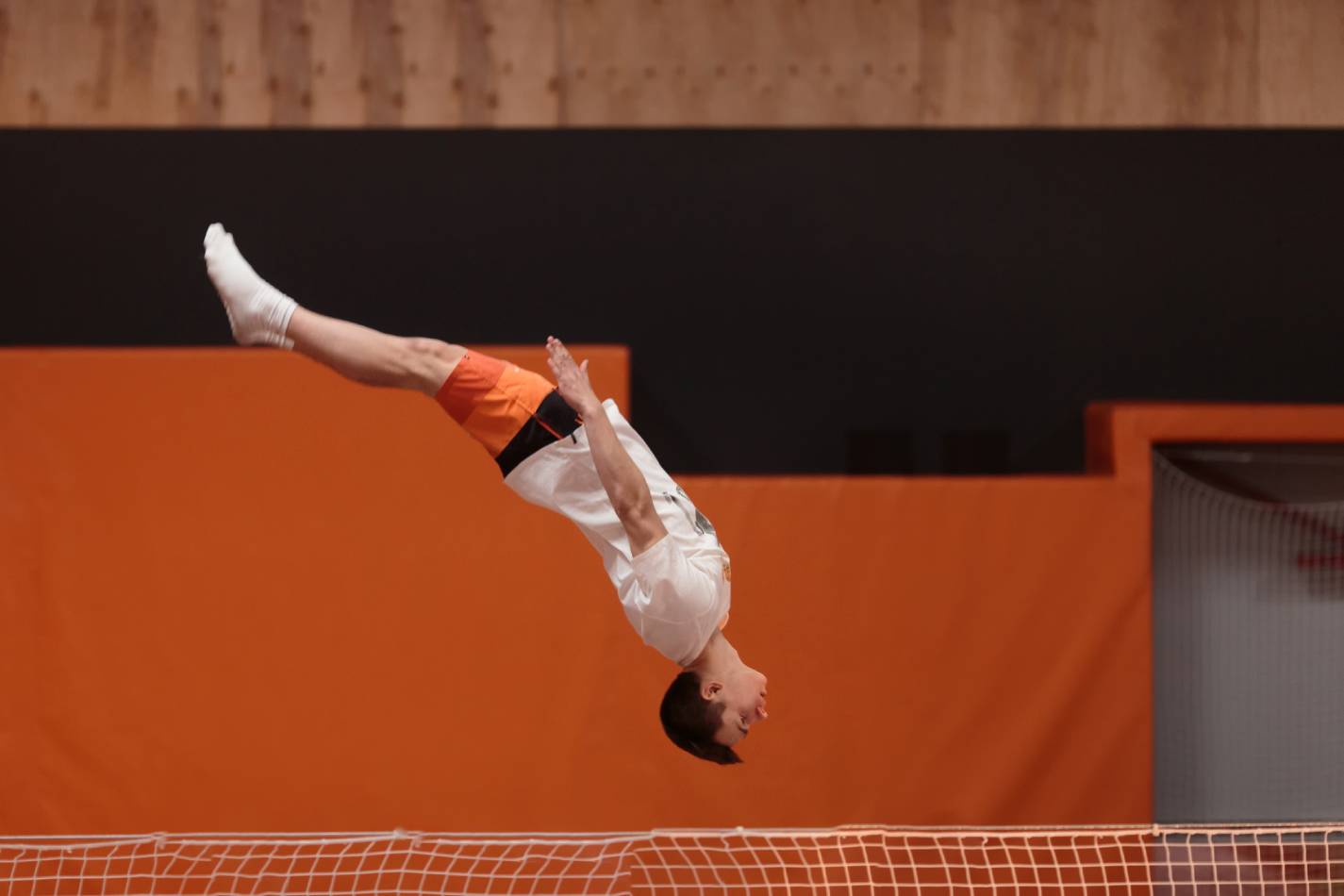 salto di un ginnasta teamgym in ottima forma grazie alla dieta del nutrizionista sportivo