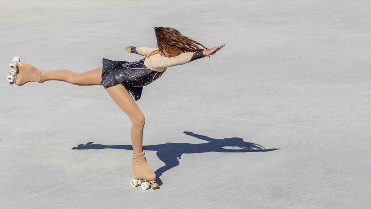 guida alla nutrizione nel pattinaggio artistico a rotelle femminile, pattinatrice effettuando un elemento