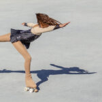 guida alla nutrizione nel pattinaggio artistico a rotelle femminile, pattinatrice effettuando un elemento