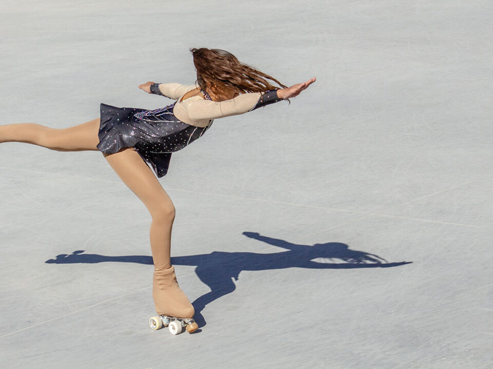 guida alla nutrizione nel pattinaggio artistico a rotelle femminile, pattinatrice effettuando un elemento