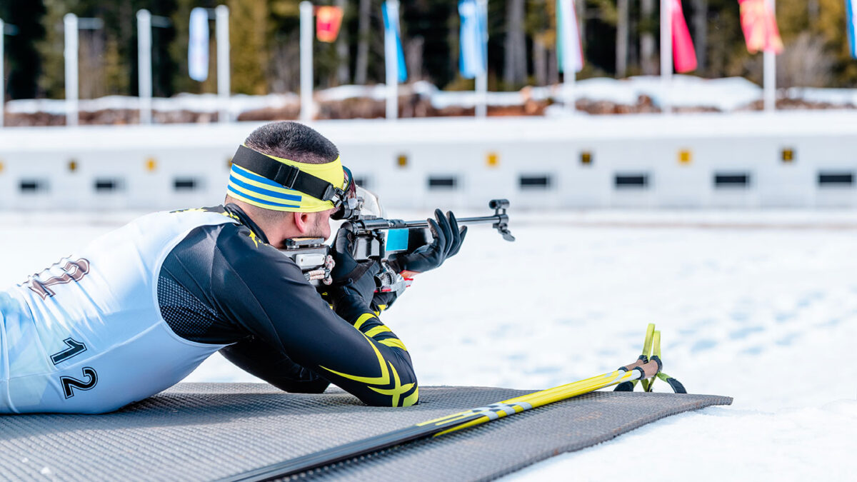 olimpiadi di milano-cortina 2026 nutrizionista per gli sport invernali, nella foto atleta di biathlon nel momento del tiro al bersaglio
