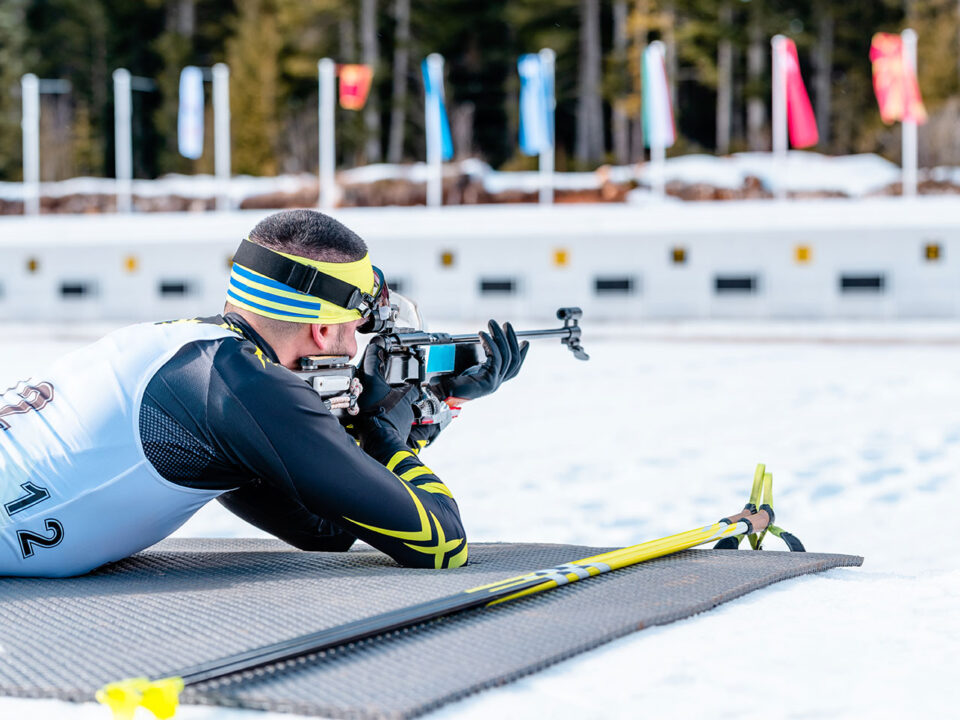 olimpiadi di milano-cortina 2026 nutrizionista per gli sport invernali, nella foto atleta di biathlon nel momento del tiro al bersaglio