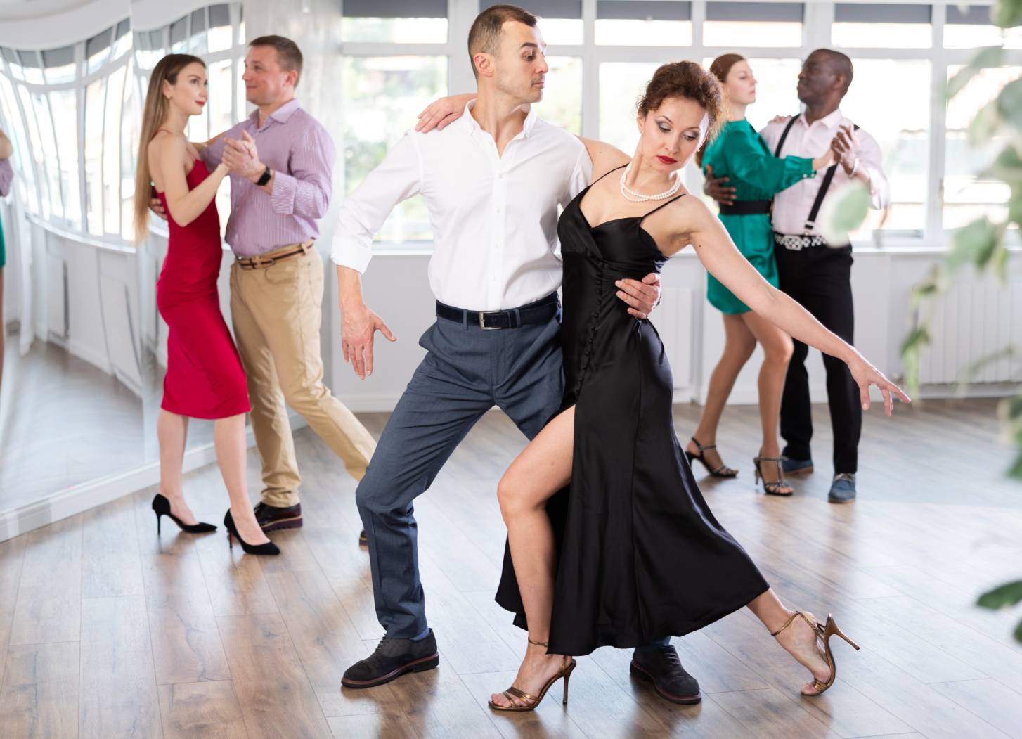 nutrizione per danza sportiva, coppie che ballano in una sala