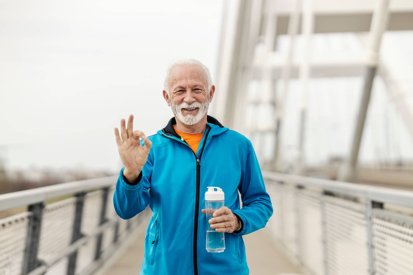 importanza del recupero post-allenamento per sportivi oltre i 40 anni, nella foto signore di circa 62 anni in pausa dopo la corsa