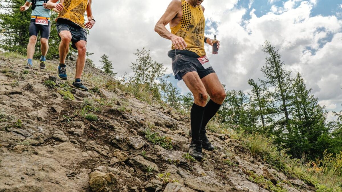 trail running a torino atleti scendono su terreno sconnesso