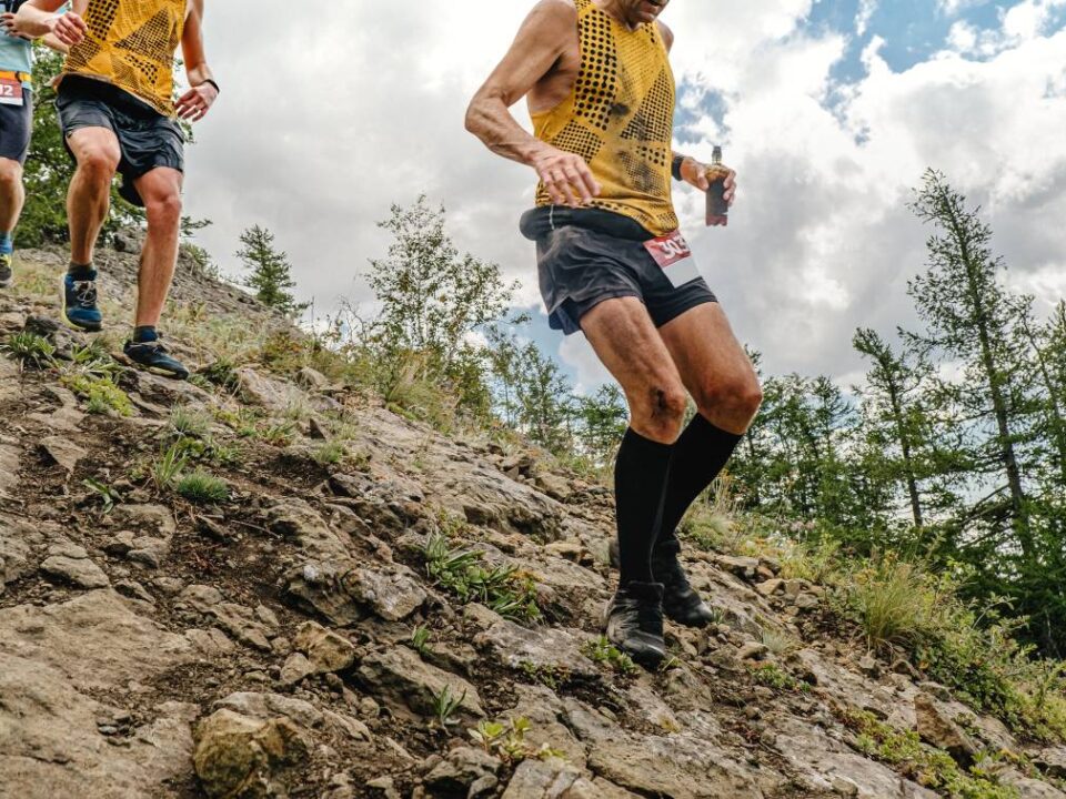 trail running a torino atleti scendono su terreno sconnesso